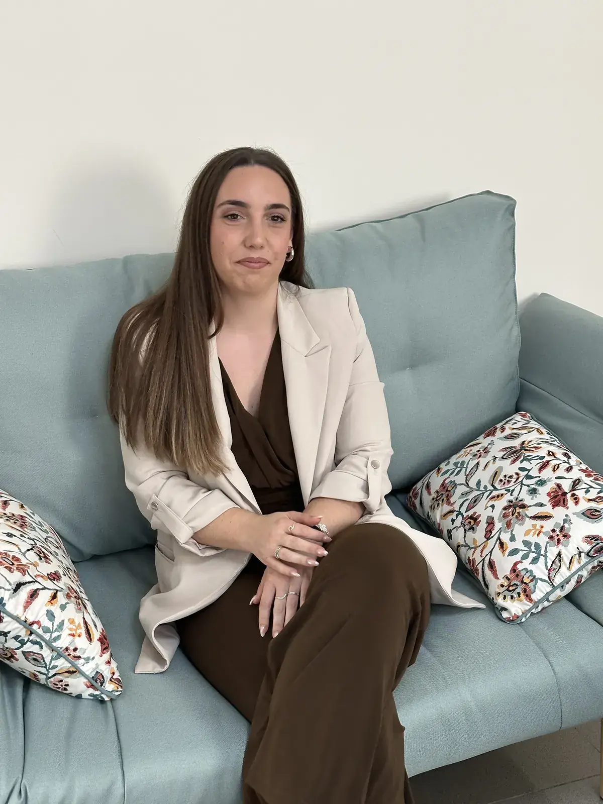 Ikerne sentada en el sofá azul de la consulta