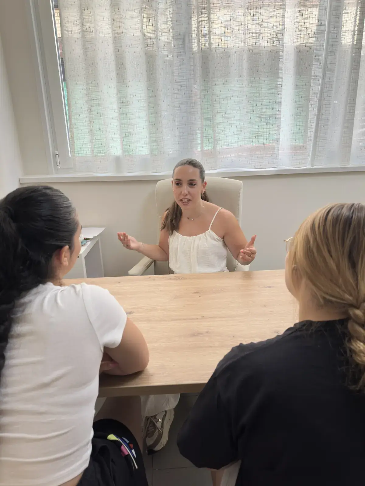 Consulta luminosa con una mesa de madera