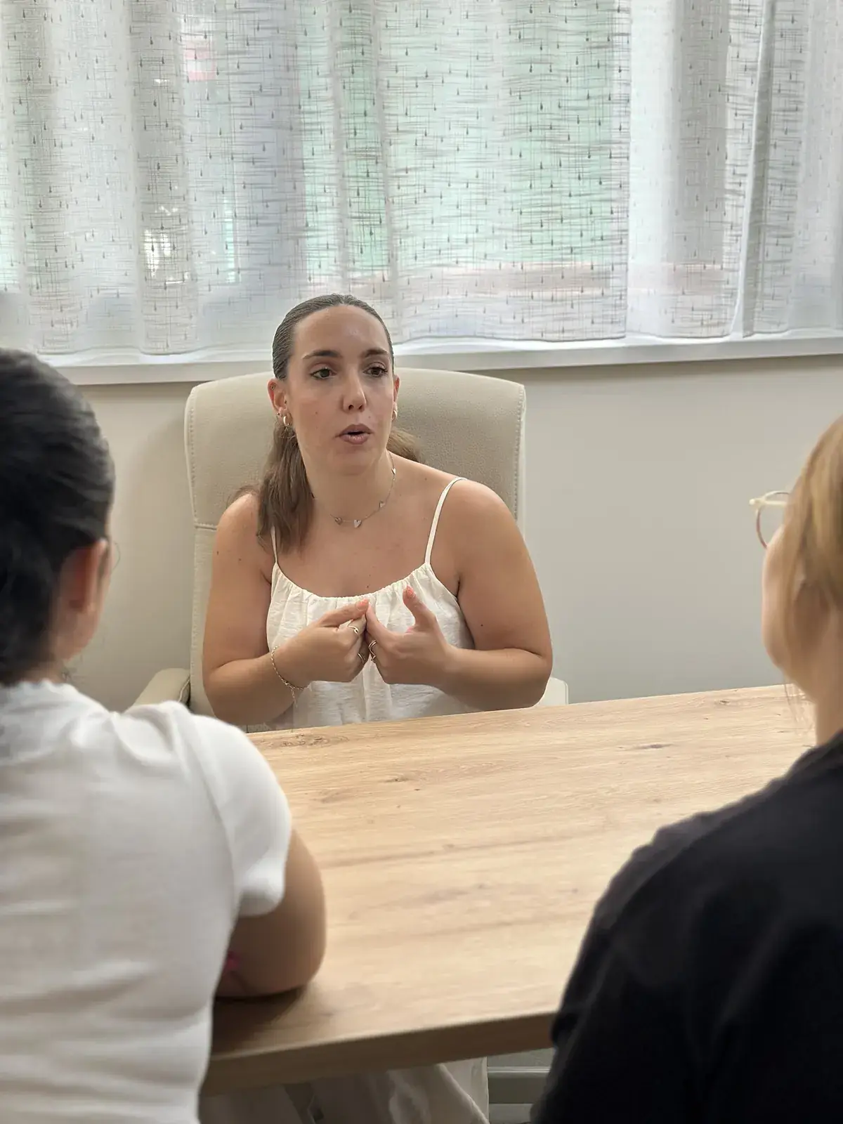 Ikerne gesticula mientras habla con dos pacientes