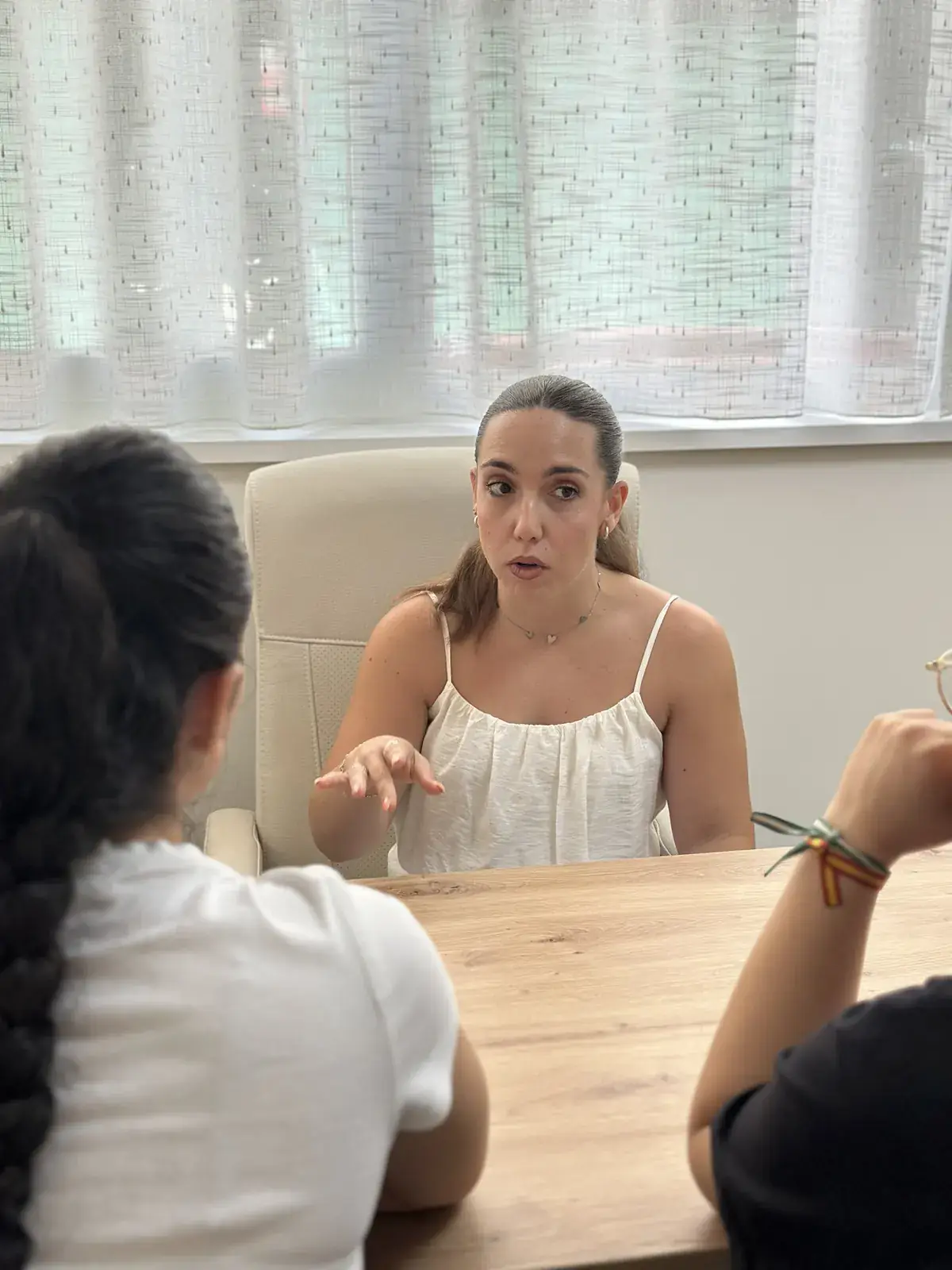 Ikerne explica algo con las manos durante una sesión